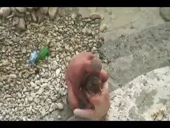 옛 사람 Fucks 어린 소녀가 열심히 해변