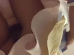 호 색 한 아내가 upskirt 몰에 노 팬티 슬로우 모션에 감히