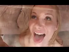 귀여운 금발을 가진 문신은 머리를 그에게 넓은 둥근 butt 망