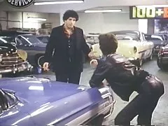 짧은 머리,검은 가죽 재킷 기계