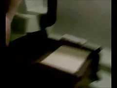 Khatun yarragi yedikten sonra birde sisenin ustune oturuyor