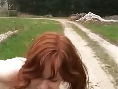 아름다운 redhead 프랑스령 소녀 야외