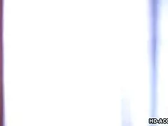 아시아 여배우 두 친구 들에 의해 구이 침을 가져옵니다.