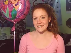 아름 다운, 사랑 스러운 빨간 머리는 섹스에 대 한 룸메이트를 원한다