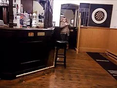 테 스 bbw 젊은이 술집에서 병 고 씻어