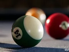 섹시 아시아 여배우 미아 lelani 풀 테이블에 솔로