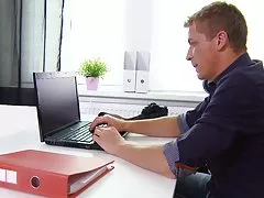 저속 한 슬림 갈색 머리 소녀 항문