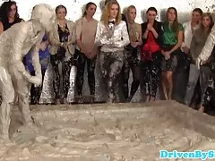 진흙탕에서 레슬링 하는 두 유럽 미인