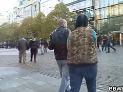 귀여운 갈색 머리 bbw 줍 고 엿