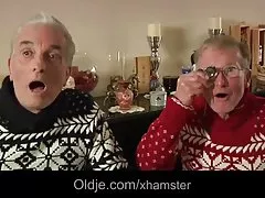 2 개의 오래 된 거 시기 두 배 침투 체리의 젊은 구멍