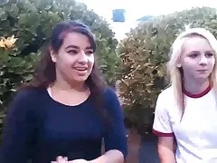 레즈비언 여자 친구 공원에서 밖으로 만들기