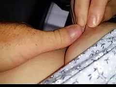 그녀의 자신의 하드 세우 다 젖꼭지를 곤란 하 게 하는 아내