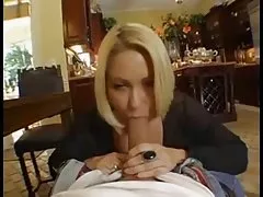 성숙한 금발을 가진 거대한 멜론 망