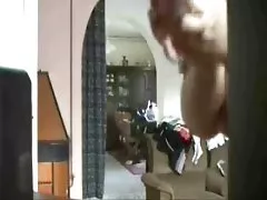 어머니는 벌거벗은 채 집에 혼자 잡힌 숨겨진 카메라