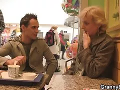 금발의 할머 점프 자신의 어린 시기