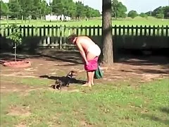 성숙한 여성의 야외에서 더스트립