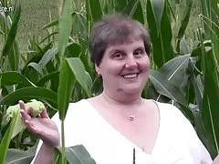 큰 지방 엄마가 없다는 옥수수 밭