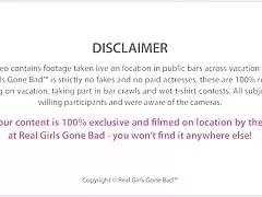 뜨거운 대학 여 자가 젖은 티셔츠 콘 테 무대에서 스트립