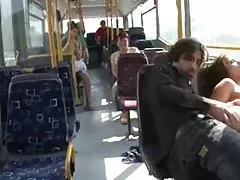 공공 버스에서 교 련된 꽤 뜨거운 체코어 천사