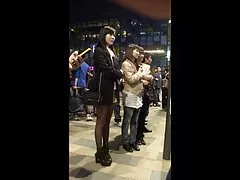 Hot 다리에서 팬티 스타킹과 스커트