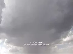 큰 딜과 물 총 공공 장소에서 아주 섹시 한 여자 놀이