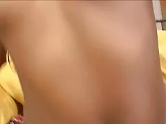 블랙 병아리를 가진 섹시한 booty 을 가져옵 banged 모든 위치에는 소파