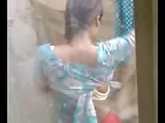 는 소녀용 이외의 목욕과 변화하는 드레스