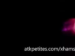 아 드리 아나 켈리 대규모 진동기를 사용 하 여 그녀의 작은 걔 집 애에