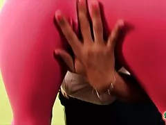 busty 갈색 머리 milf! 라이크라 바지 큰 제 길 슨 음모 노출