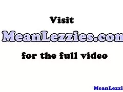 레즈비언 milf 맥켄지 리 그녀가 원하는 무슨 얻는다