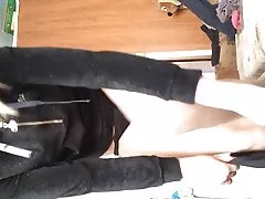 젊은 여자 자신에 게 손가락을 옷