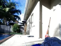 수영장에 의해 거 털이 많은 여자와 달콤한 소녀