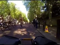 공공 자전거에 나체 주의자