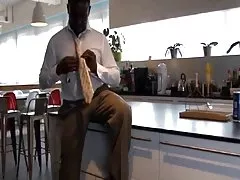 영국 걸 레 재 스민은 bbc에 의해 좆 도착