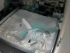 엄마 Masturbates 에침대 1 개입니다.숨겨진 카메라