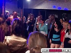 그녀의 자식에 샴페인 병