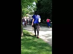 나는 창녀에게 공중에서 주목을 받고 있는 그녀의 엄격한 legging