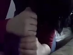 아시아 하이틴 jerks 자신의 큰 백색 꼬