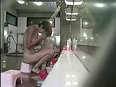 아시아 여성에 있는 목욕(가짜 엄)