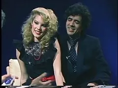 레트로 사람은 자신의 혀와 닭이 깊은 습한곳이 소녀용