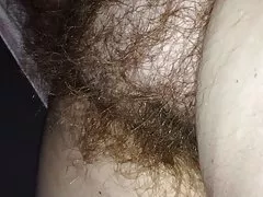 바로 마찰 그녀의 빛나는 털이 Bush.