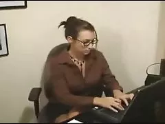 못 된 비서 일에 머리를 주고