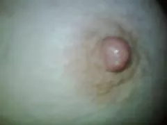 재생을 가진 그녀의 털이 Bush 니쁠 및 준비하는 그녀의 성입니다.