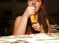 바나나 흡상 및 망가져 가는 여자