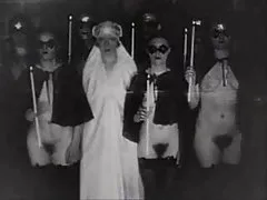 할머니는 벌거벗은 채식을 satanic