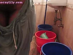 섹시 한 인도 아기 bhabhi 릴리 속옷을 세척