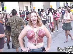 판타지 페스트 벌 거 벗은 거리 파티