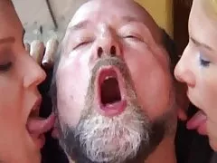 두 가지 섹시한 blondes 는 재미는 옛 사람이