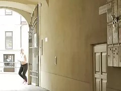 요가 옷 땀이 소파 섹스에 산드라 달콤한