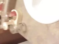 대담한 갈색 그녀의 치부를만 지는 목욕탕에 있는 그녀의 각자 영화